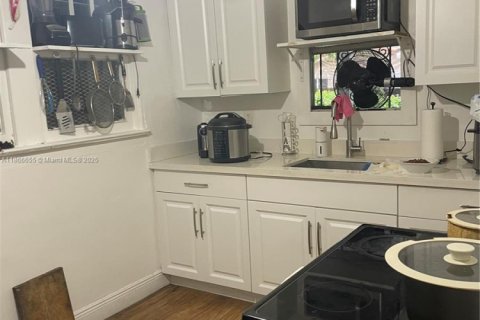 Commercial property in Miami, Florida 152.45 sq.m. № 1979284 - photo 5