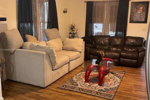 Commercial property in Miami, Florida 152.45 sq.m. № 1979284 - photo 3