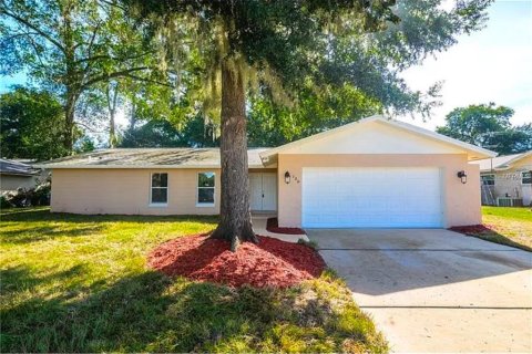 House in Longwood, Florida 5 bedrooms, 190.82 sq.m. № 2232070