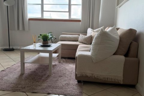 Снять в аренду кондоминиум в Майами-Бич, Флорида 2 спальни, 87.33м2, № 2167904 - фото 2