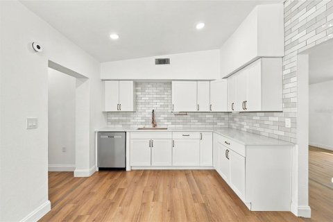 Villa ou maison à louer à Orlando, Floride: 2 chambres, 114.27 m2 № 2380554 - photo 14