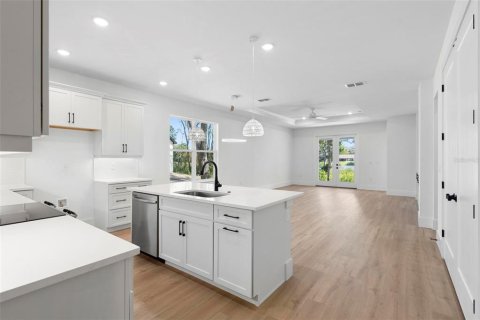 House in Orlando, Florida 4 bedrooms, 181.62 sq.m. № 1416754 - photo 11