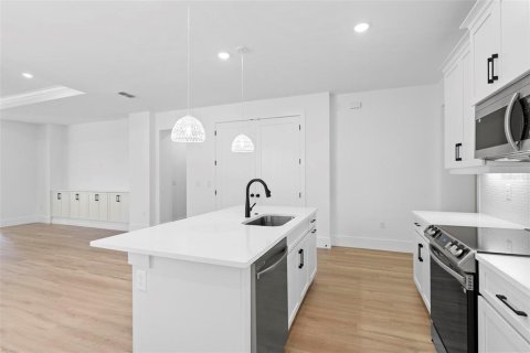 House in Orlando, Florida 4 bedrooms, 181.62 sq.m. № 1416754 - photo 9