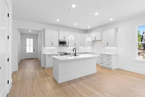 House in Orlando, Florida 4 bedrooms, 181.62 sq.m. № 1416754 - photo 7