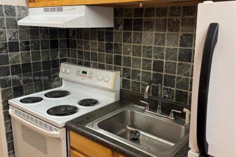 Apartamento en alquiler en Coral Springs, Florida, 1 dormitorio, 76.18 m2 № 2278760 - foto 2