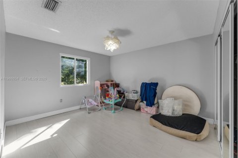 Villa ou maison à vendre à Miami, Floride: 4 chambres, 244.15 m2 № 2032190 - photo 12