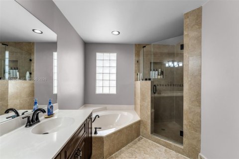 Villa ou maison à vendre à Miami, Floride: 4 chambres, 244.15 m2 № 2032190 - photo 16