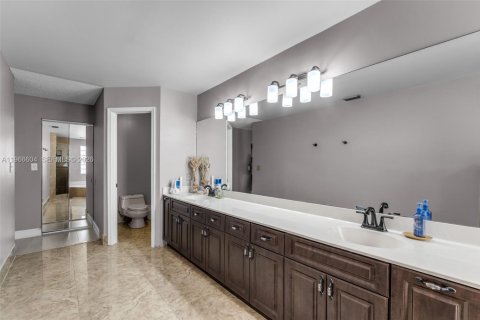 Villa ou maison à vendre à Miami, Floride: 4 chambres, 244.15 m2 № 2032190 - photo 17