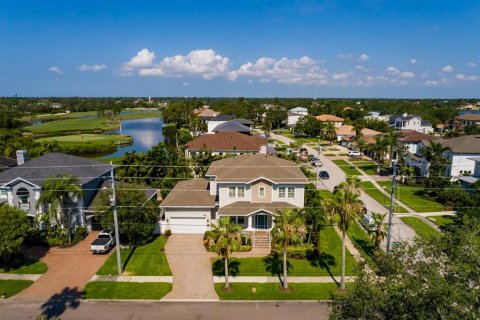 House in Saint Petersburg, Florida 5 bedrooms, 332.03 sq.m. № 2211669 - photo 2