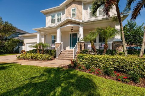 House in Saint Petersburg, Florida 5 bedrooms, 332.03 sq.m. № 2211669
