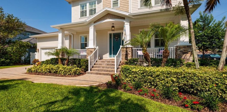 House in Saint Petersburg, Florida 5 bedrooms, 332.03 sq.m. № 2211669