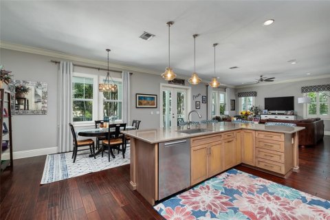 House in Saint Petersburg, Florida 5 bedrooms, 332.03 sq.m. № 2211669 - photo 12