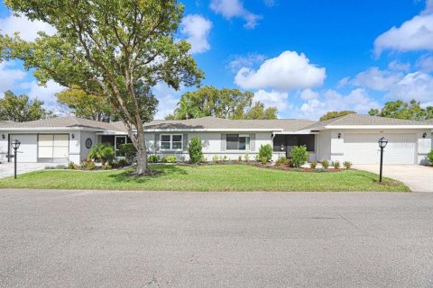Condo in Sun City Center, Florida, 2 bedrooms № 2101882 - photo 4