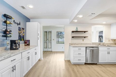 Condo in Sun City Center, Florida, 2 bedrooms № 2101882 - photo 11