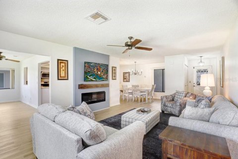 Condo in Sun City Center, Florida, 2 bedrooms № 2101882 - photo 8