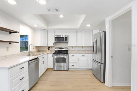 Condo in Sun City Center, Florida, 2 bedrooms № 2101882 - photo 12