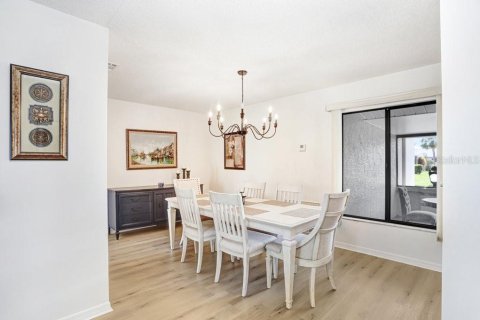 Condo in Sun City Center, Florida, 2 bedrooms № 2101882 - photo 9