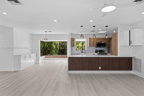 House in Hallandale Beach, Florida 2 bedrooms, 135.64 sq.m. № 2003854 - photo 7