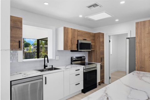 House in Hallandale Beach, Florida 2 bedrooms, 135.64 sq.m. № 2003854 - photo 10