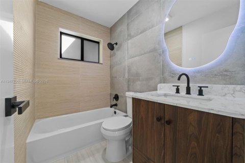 House in Hallandale Beach, Florida 2 bedrooms, 135.64 sq.m. № 2003854 - photo 24