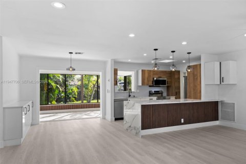 House in Hallandale Beach, Florida 2 bedrooms, 135.64 sq.m. № 2003854 - photo 5