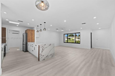 House in Hallandale Beach, Florida 2 bedrooms, 135.64 sq.m. № 2003854 - photo 13