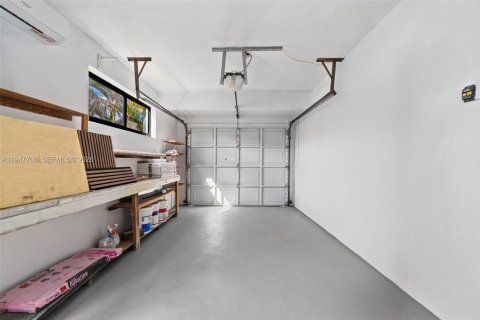 House in Hallandale Beach, Florida 2 bedrooms, 135.64 sq.m. № 2003854 - photo 30