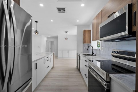House in Hallandale Beach, Florida 2 bedrooms, 135.64 sq.m. № 2003854 - photo 12