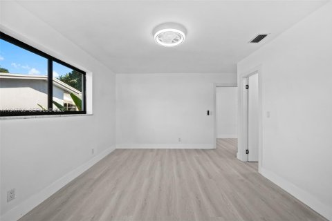 House in Hallandale Beach, Florida 2 bedrooms, 135.64 sq.m. № 2003854 - photo 18