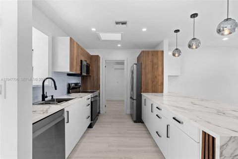 House in Hallandale Beach, Florida 2 bedrooms, 135.64 sq.m. № 2003854 - photo 11