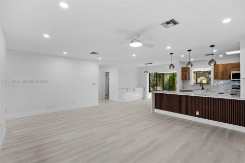 House in Hallandale Beach, Florida 2 bedrooms, 135.64 sq.m. № 2003854