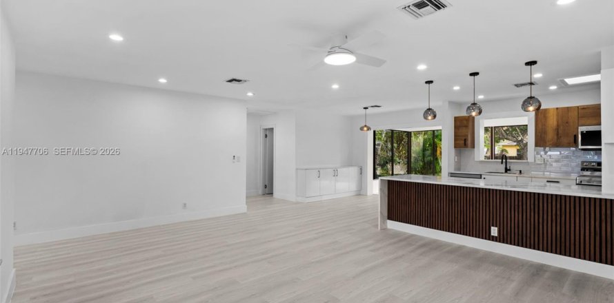 House in Hallandale Beach, Florida 2 bedrooms, 135.64 sq.m. № 2003854