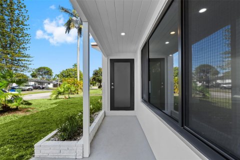 House in Hallandale Beach, Florida 2 bedrooms, 135.64 sq.m. № 2003854 - photo 4