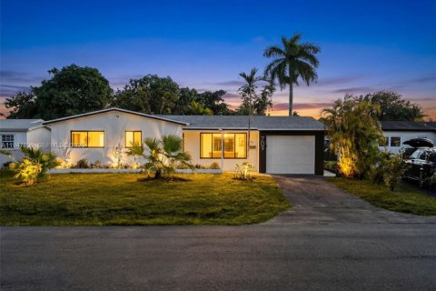 House in Hallandale Beach, Florida 2 bedrooms, 135.64 sq.m. № 2003854 - photo 3