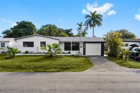 House in Hallandale Beach, Florida 2 bedrooms, 135.64 sq.m. № 2003854 - photo 2