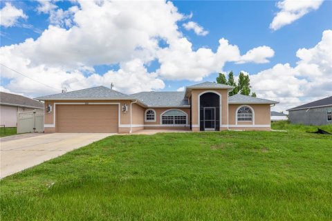 House in Cape Coral, Florida 3 bedrooms, 191.1 sq.m. № 1844710 - photo 1