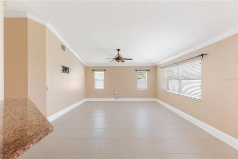 House in Cape Coral, Florida 3 bedrooms, 191.1 sq.m. № 1844710 - photo 10