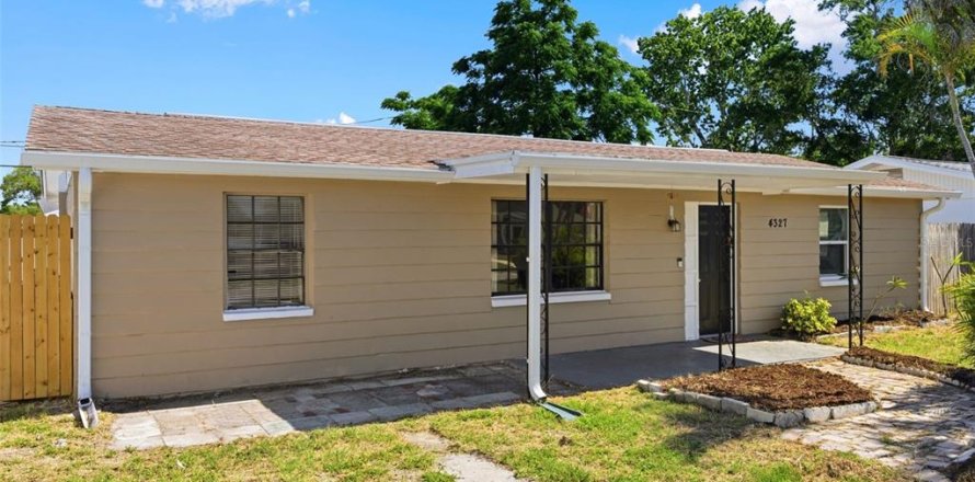 House in Holiday, Florida 3 bedrooms, 102.56 sq.m. № 2223317