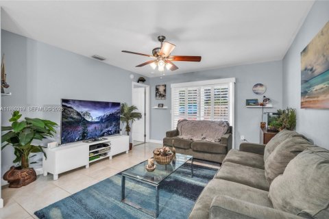 Adosado en alquiler en Sunrise, Florida, 3 dormitorios, 111.48 m2 № 2057636 - foto 2