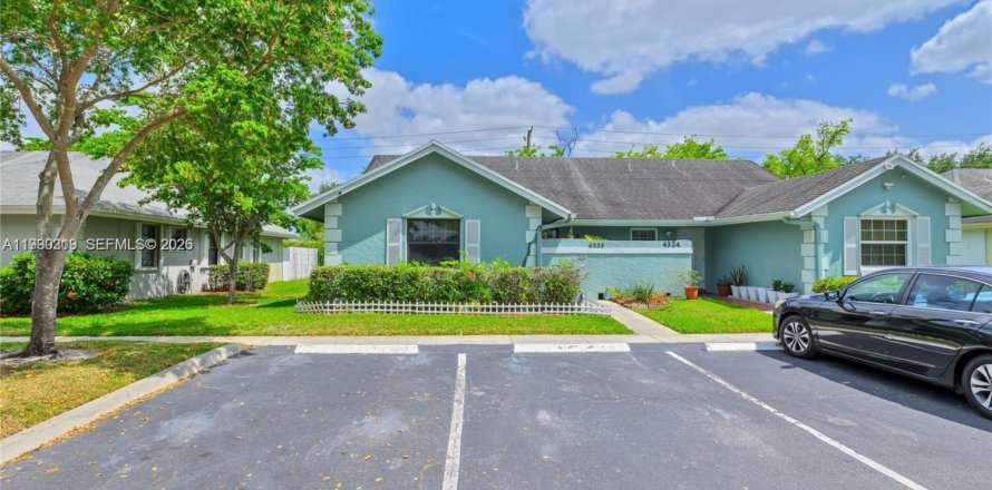 Adosado en Sunrise, Florida 3 dormitorios, 111.48 m2 № 2057636