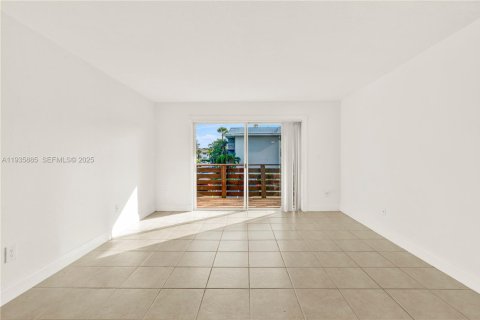 Condo in Miami, Florida, 1 bedroom  № 1994792 - photo 16