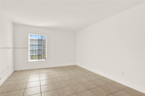 Condo in Miami, Florida, 1 bedroom  № 1994792 - photo 20