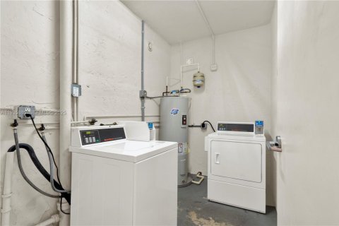 Condo in Miami, Florida, 1 bedroom  № 1994792 - photo 27