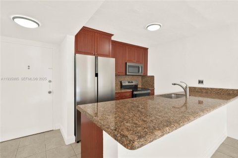 Condo in Miami, Florida, 1 bedroom  № 1994792 - photo 13