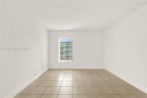 Condo in Miami, Florida, 1 bedroom  № 1994792 - photo 21