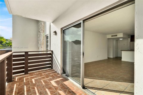 Condo in Miami, Florida, 1 bedroom  № 1994792 - photo 26
