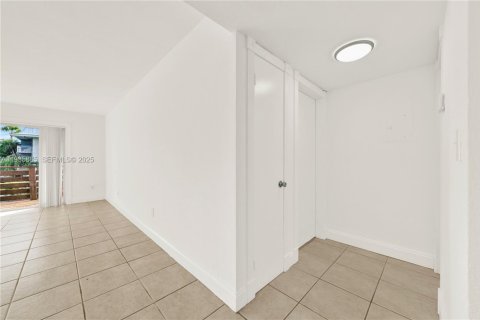 Condo in Miami, Florida, 1 bedroom  № 1994792 - photo 24