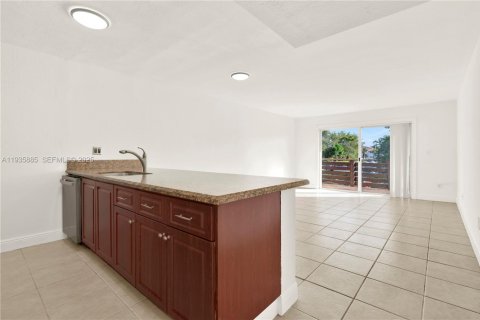 Condo in Miami, Florida, 1 bedroom  № 1994792 - photo 11