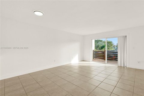 Condo in Miami, Florida, 1 bedroom  № 1994792 - photo 17