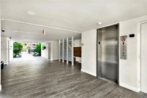 Condo in Miami, Florida, 1 bedroom  № 1994792 - photo 9